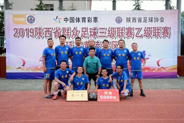 红色裙子的魅力：搭配得当便显气质